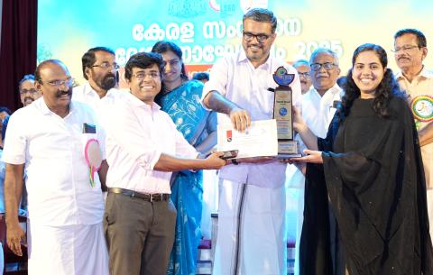 മികച്ച നഗരസഭയ്ക്കുള്ള സ്വരാജ് ട്രോഫി മേയര്‍ ഏറ്റുവാങ്ങി (The Mayor received the Swaraj Trophy for the best Corporation)